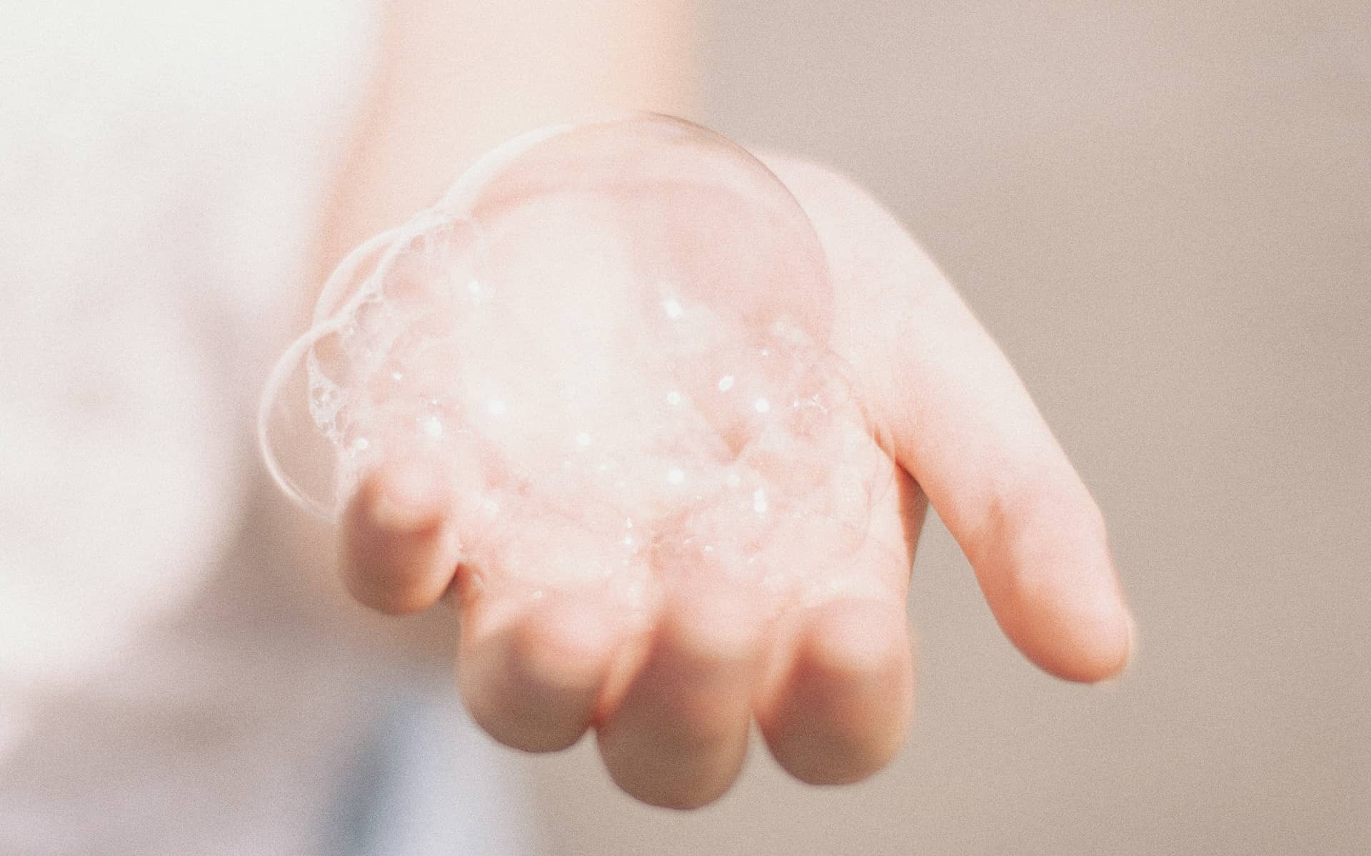 realetee-blog-hand-with-foam LE SEIN by REALETEE